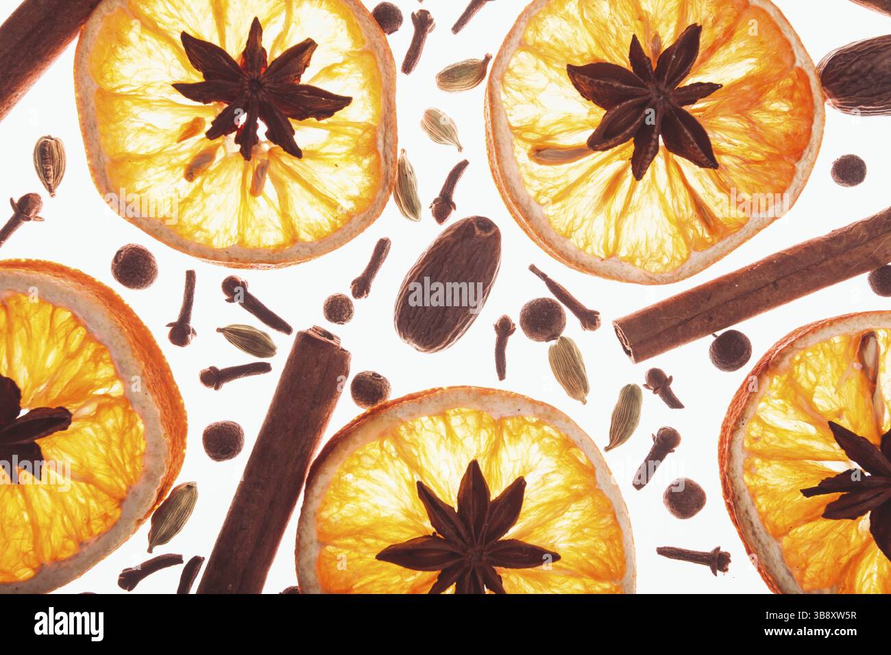 Weihnachten Hintergrund mit Gewürzen und trocken Orange Scheiben Stockfoto