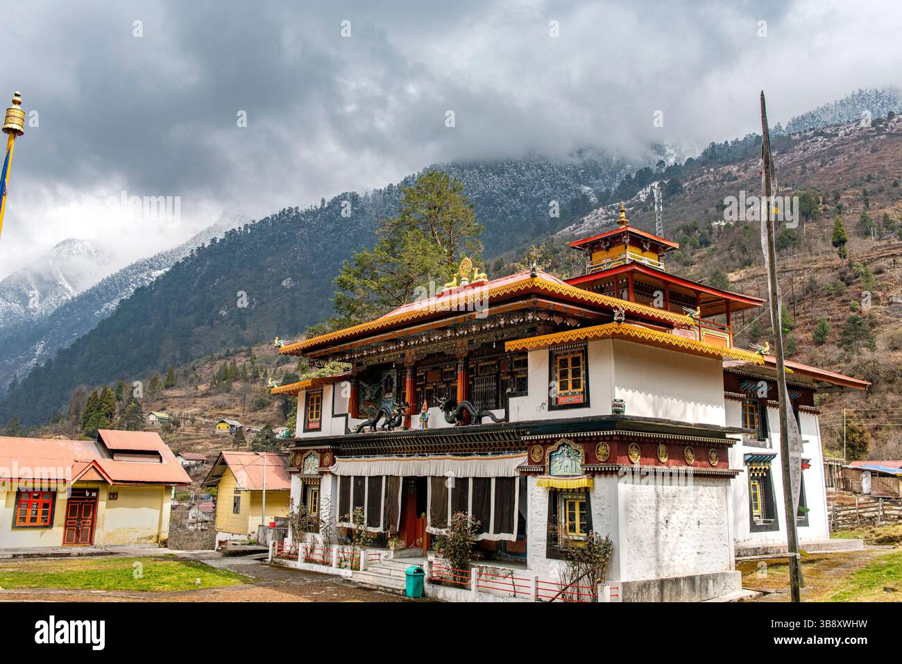 Das Kloster Lachung befindet sich am Ufer des Flusses Lachung und bietet einen malerischen Blick auf die Lachung. Dieser Ort hat für die Buddhis eine religiöse Bedeutung Stockfoto