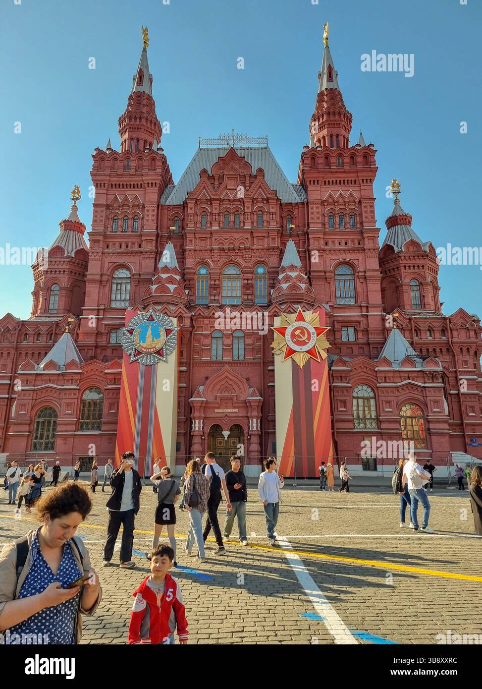 Staatliches Historisches Museum auf dem Roten Platz Moskau Russland, mit Dekorationen zum Siegtag der Sowjetunion (2. Weltkrieg).am 9. Mai 2025 - Smartphone-aufgenommenes Stockfoto