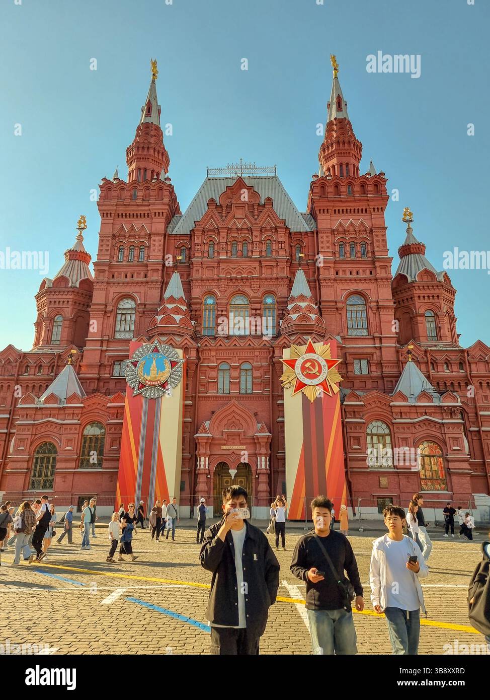 Staatliches Historisches Museum auf dem Roten Platz Moskau Russland, mit Dekorationen zum Siegtag der Sowjetunion (2. Weltkrieg).am 9. Mai 2025 - Smartphone-aufgenommenes Stockfoto