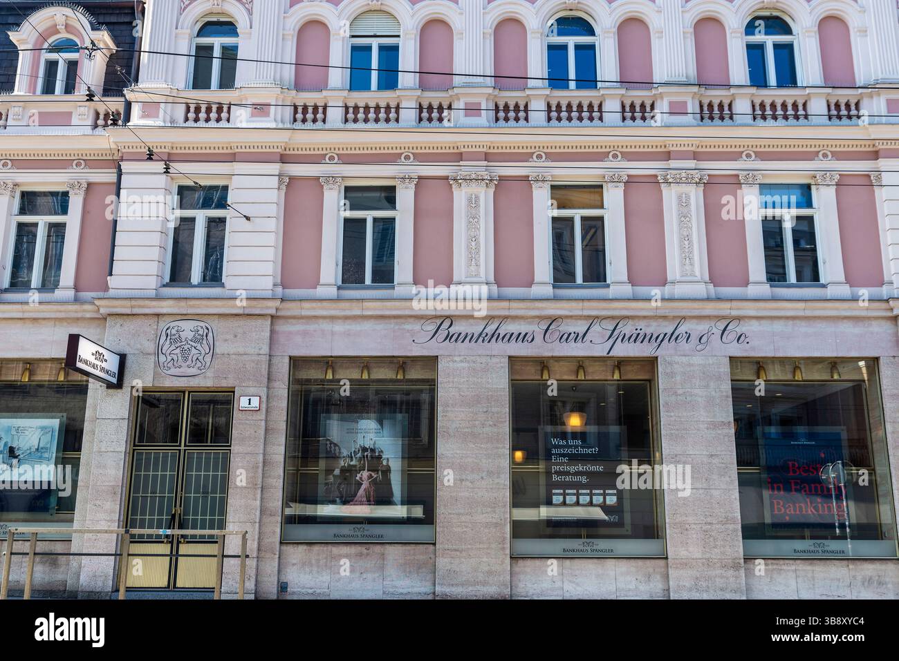 Salzburg, Österreich - 2. April 2025: Bankhaus Spangler in der Altstadt von Salzburg Stockfoto