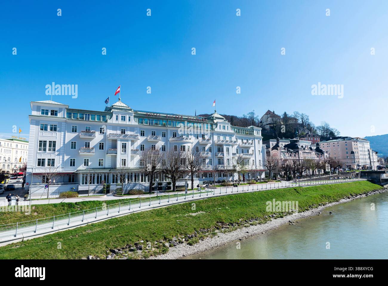Salzburg, Österreich - 2. April 2025: Fassade des Hotels Sacher Salzburg, ein klassisches Gebäude an der Salzach in Salzburg, Österreich Stockfoto