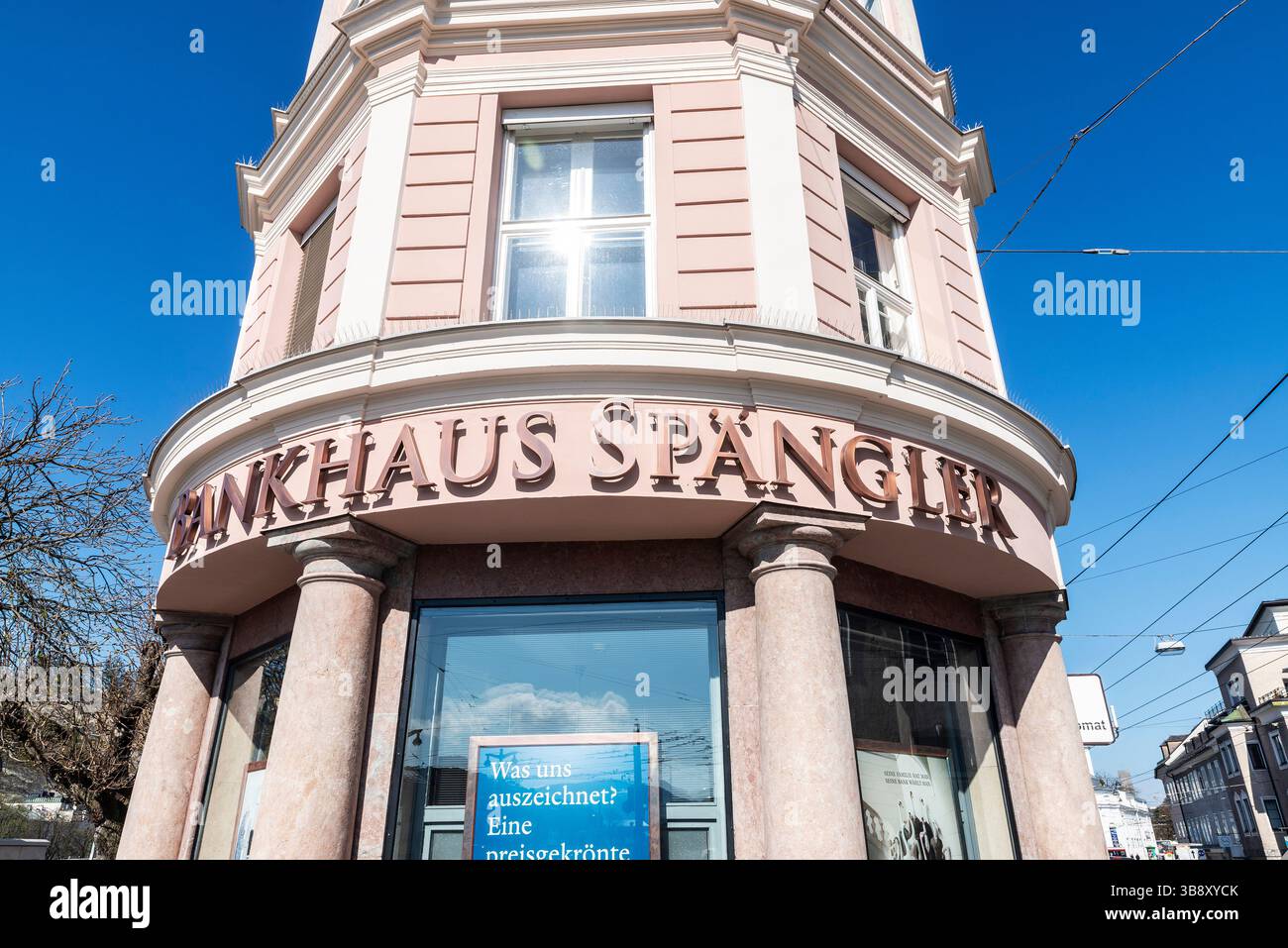 Salzburg, Österreich - 2. April 2025: Bankhaus Spangler in der Altstadt von Salzburg Stockfoto