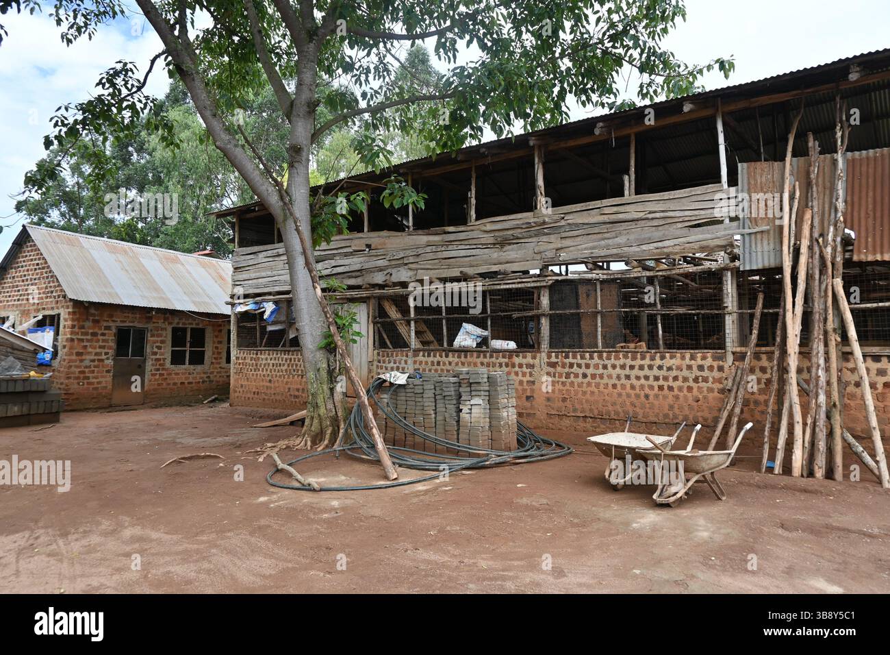 Kostengünstiger Bau des Schulgeländes in Kampala. Stockfoto