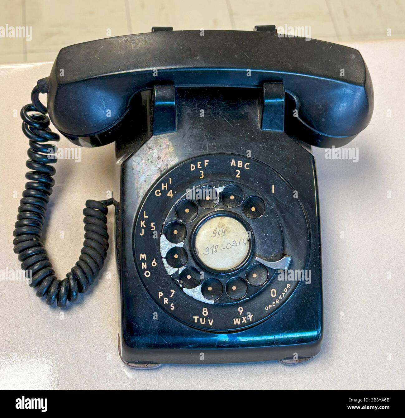 Das klassische Drehtelefon mit schwarzem Finish zeigt ein nostalgisches Design und Merkmale. Stockfoto