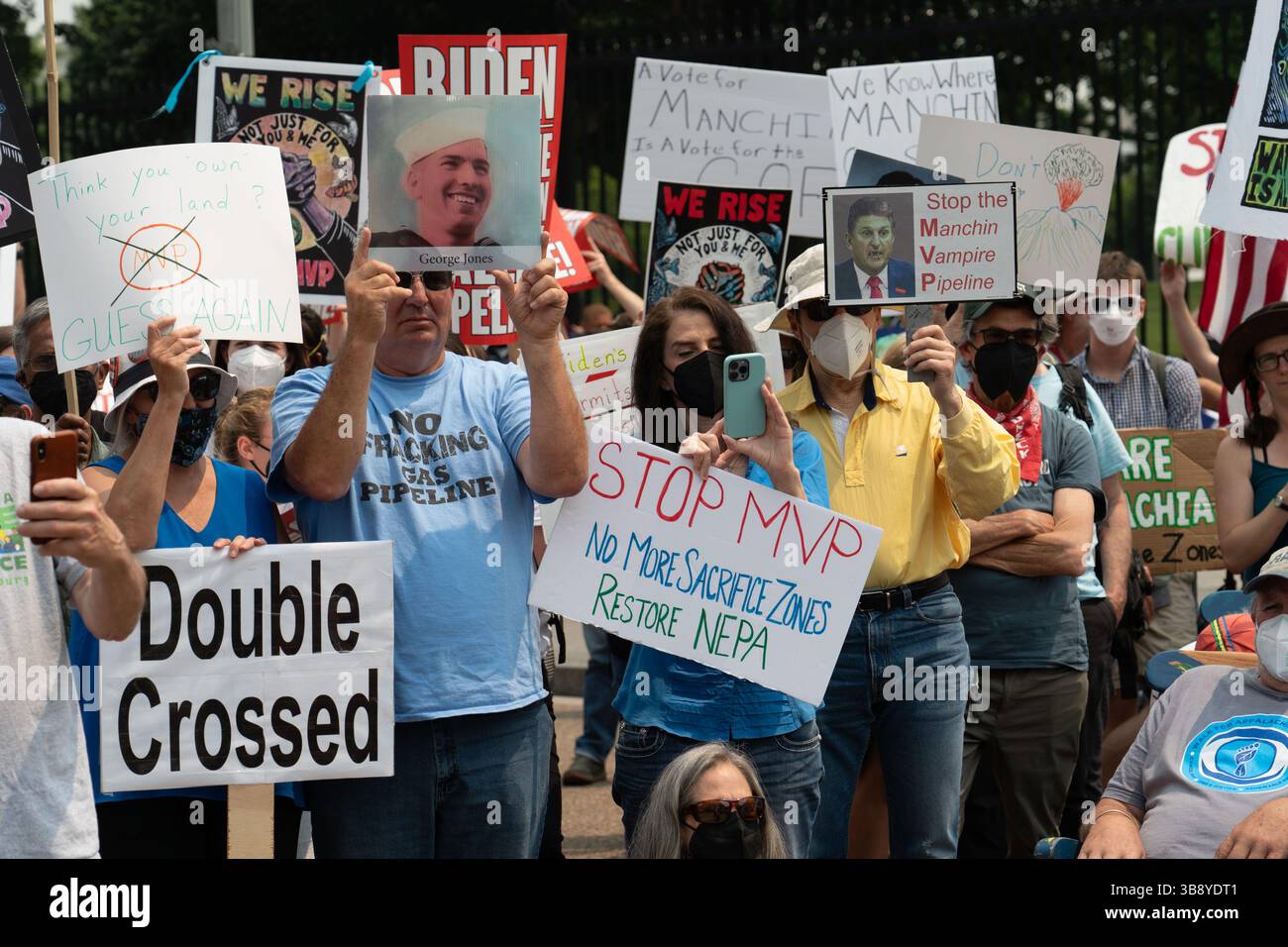 8. Juni 2023, Washington, DC, USA: Demonstranten außerhalb des Weißen Hauses rufen Präsident Joe Biden auf, die MVP oder Mountain Valley Pipeline zu stoppen, eine umstrittene Ostküstenpipeline, die im Rahmen eines Abkommens mit Republikanern des Kongresses zur Aufhebung der nationalen Schuldengrenze schnell verfolgt wurde. Der Protest fand in Luft statt, gefüllt mit Rauch von kanadischen Waldbränden, Waldbränden, von denen Wissenschaftler sagten, dass sie durch den Klimawandel noch verschärft wurden. Washington, DC, 8. Juni 2023. Foto: Jay Mallin (Foto: © Jay Mallin/ZUMA Press Wire) Stockfoto