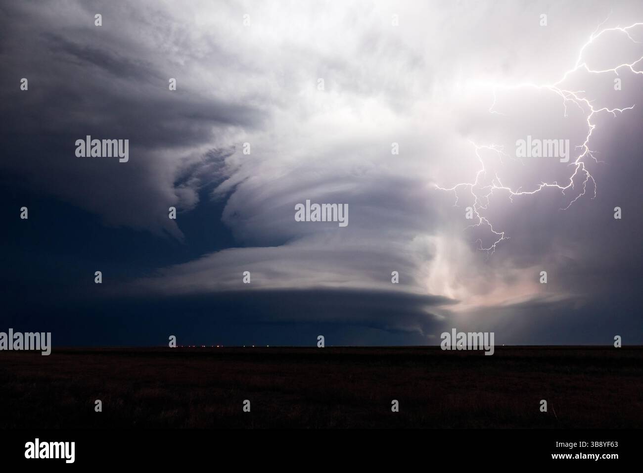 Supercell Gewitter beleuchtet durch Blitz Stockfoto