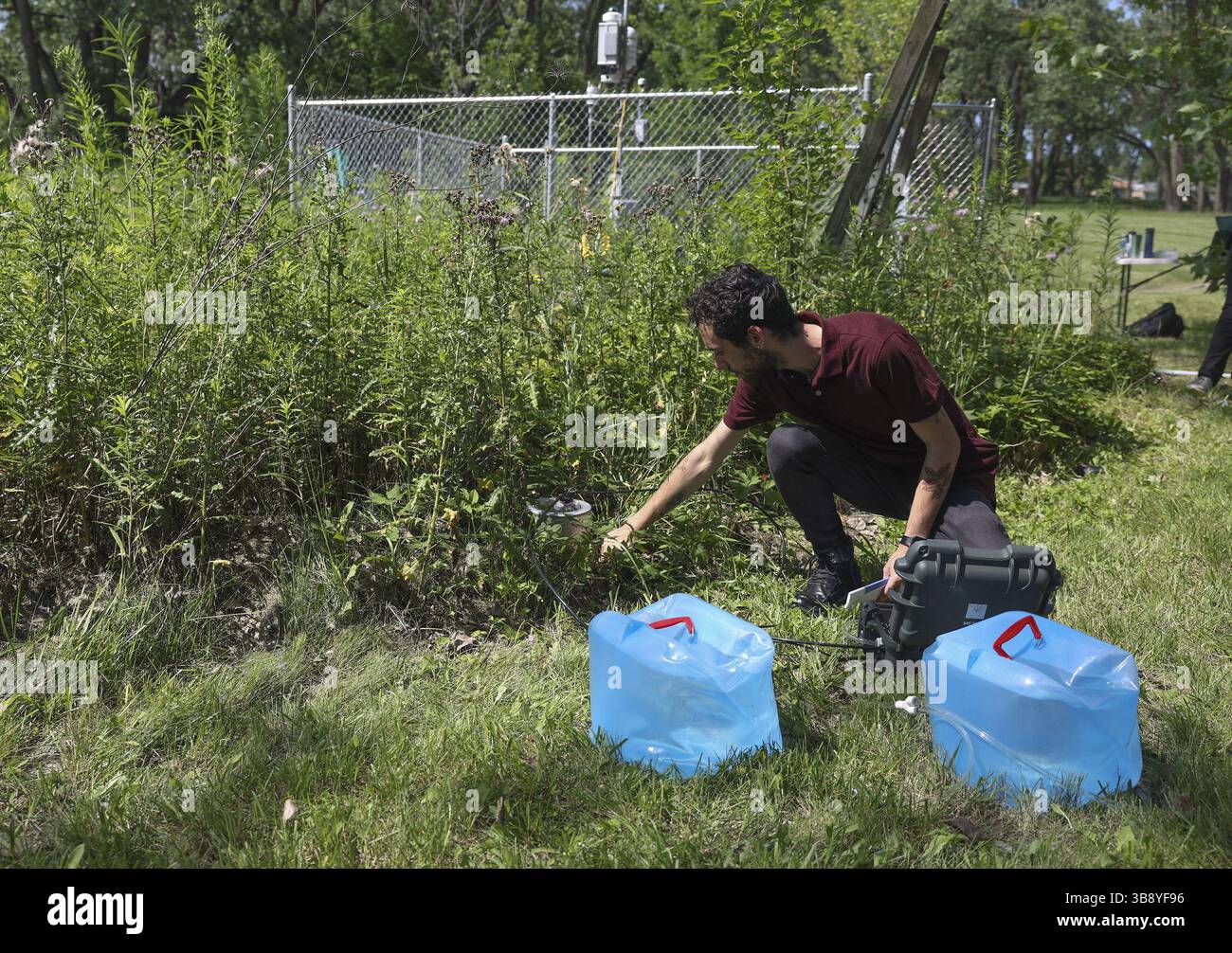 19. Juli 2023: Michael Yonker, Student der University of Illinois at Chicago, arbeitet im Rahmen des Community Research on Climate and Urban Science, kurz CROCUS, am 18. Juli 2023 an einem Gerät, das misst, wie schnell Boden Wasser absorbiert. CROCUS ist ein vom Argonne National Laboratory geleitetes Projekt zur Erfassung von Klimadaten, das an 21 Standorten in der Gegend von Chicago eingesetzt wird. (Foto: © Trent Sprague/Chicago Tribune via ZUMA Press Wire) Stockfoto