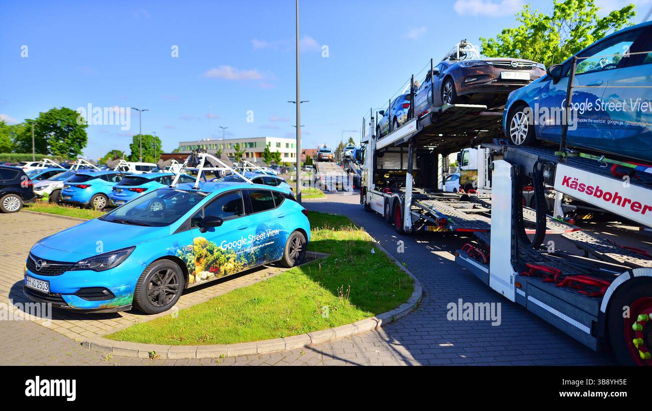 Warschau, Polen. 8. Mai 2025. Ein Google Street View-Fahrzeug, mit dem Straßen auf der ganzen Welt kartiert werden. Google Street View Autos auf einem Autotransporter-Truck Stockfoto