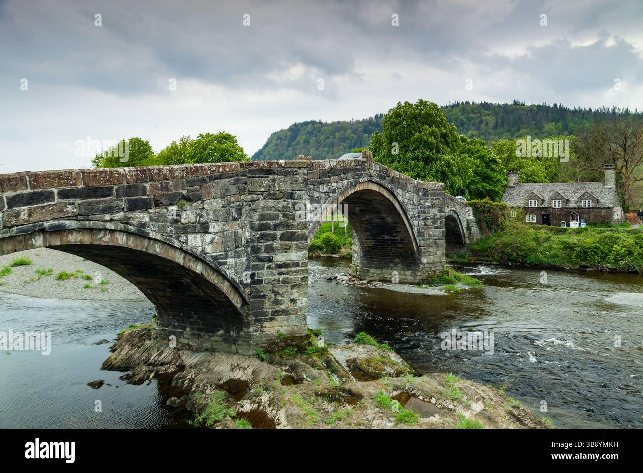Frühlingsnachmittag an der Steinbrücke über den Fluss Conwy in Llanrwst, Wales. Stockfoto