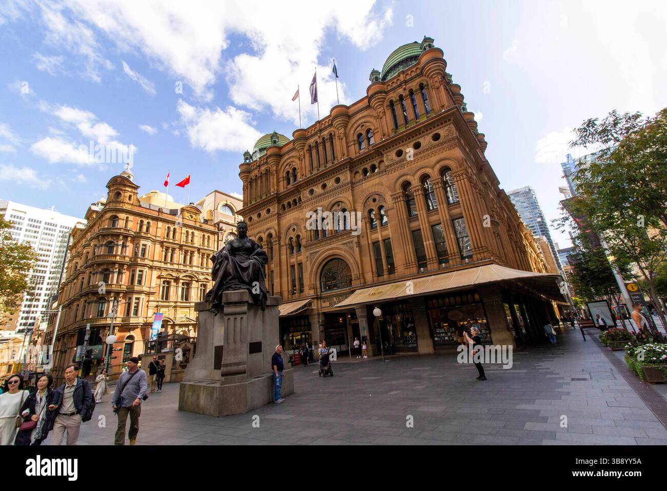 17. April 2023, Sydney, New South Wales, Australien: Queen Victoria Statue vor dem Queen Victoria Building George Street, Sydney, New South Wales, Australien. Das Queen Victoria Building ist ein denkmalgeschütztes Gebäude aus dem späten 19. Jahrhundert an der George Street im CBD von Sydney. QVB bietet ein großartiges, modernes Einkaufs- und Restauranterlebnis mit führenden australischen und internationalen Premium-Marken. (Foto: © Tara Malhotra/ZUMA Press Wire) Stockfoto