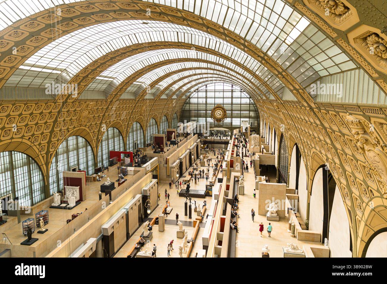 Haupthalle des d'Orsay Museums in Paris, untergebracht in einem ehemaligen Bahnhof Stockfoto