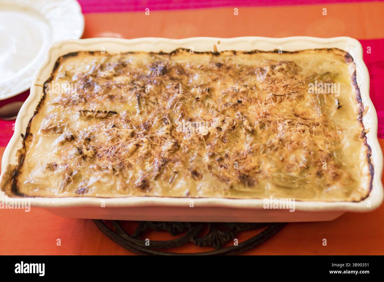 Kartoffelauflauf mit Käse in einer Glasschale Stockfoto