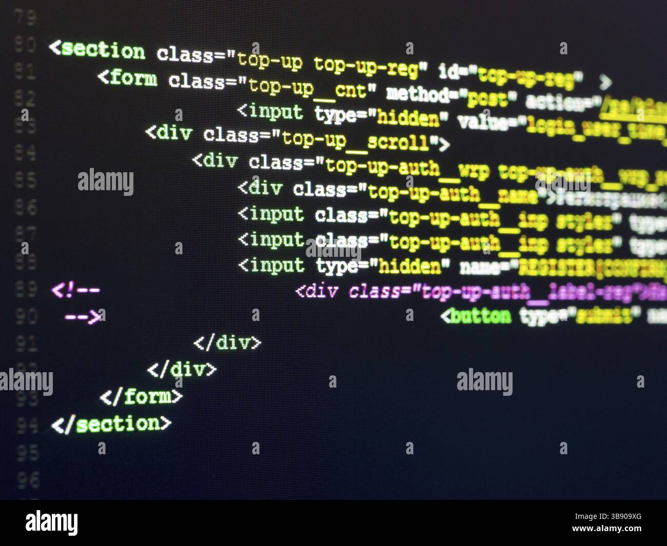 Computercode HTML. Softwareentwicklung. Software-Quellcode. Programmiercode wird auf Laptop geschrieben Stockfoto