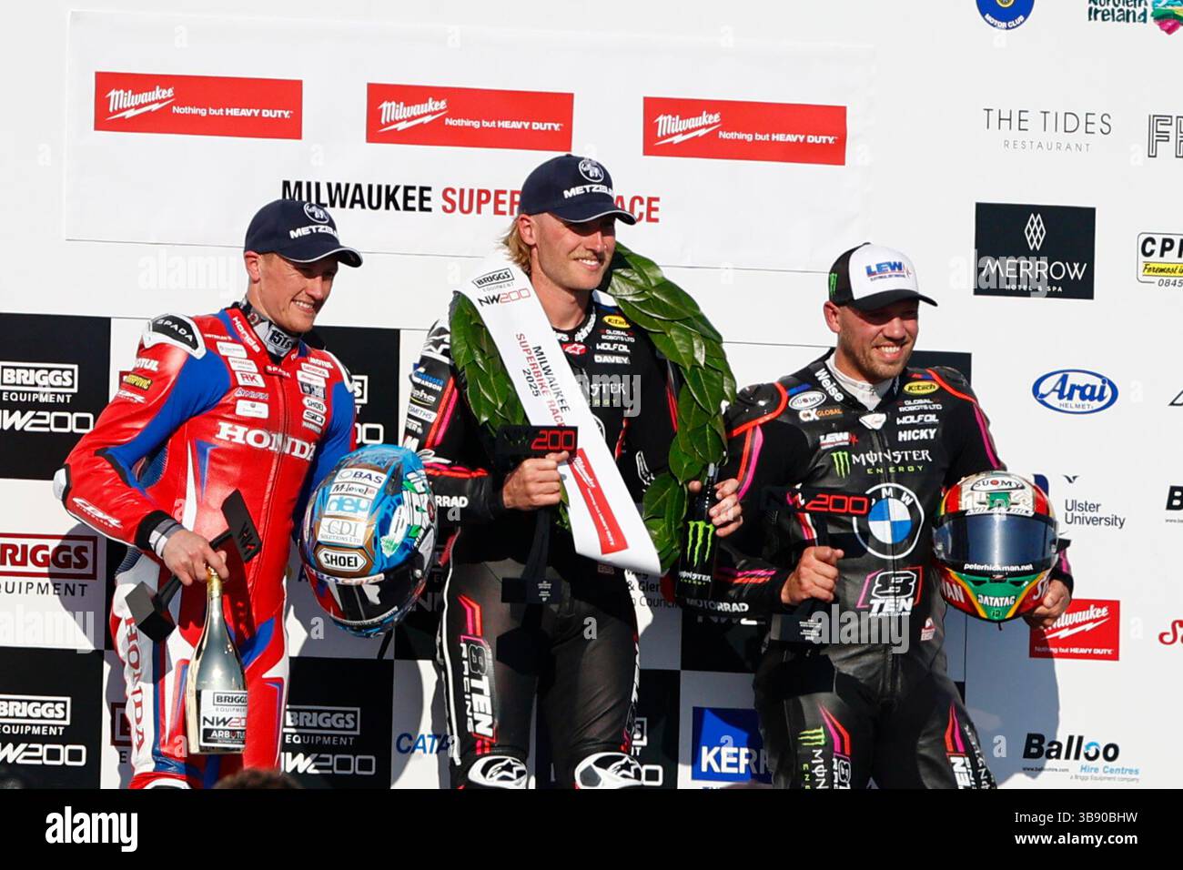 8. Mai 2025; Briggs EquipmentNorth West 200 Motorcycle Race, Portrush, Antrim, Nordirland; North West 200 Training und Abendrennen; Davey Todd gewinnt das Eröffnungsrennen Superbike. Vor Dean Harrison und Peter Hickman Stockfoto