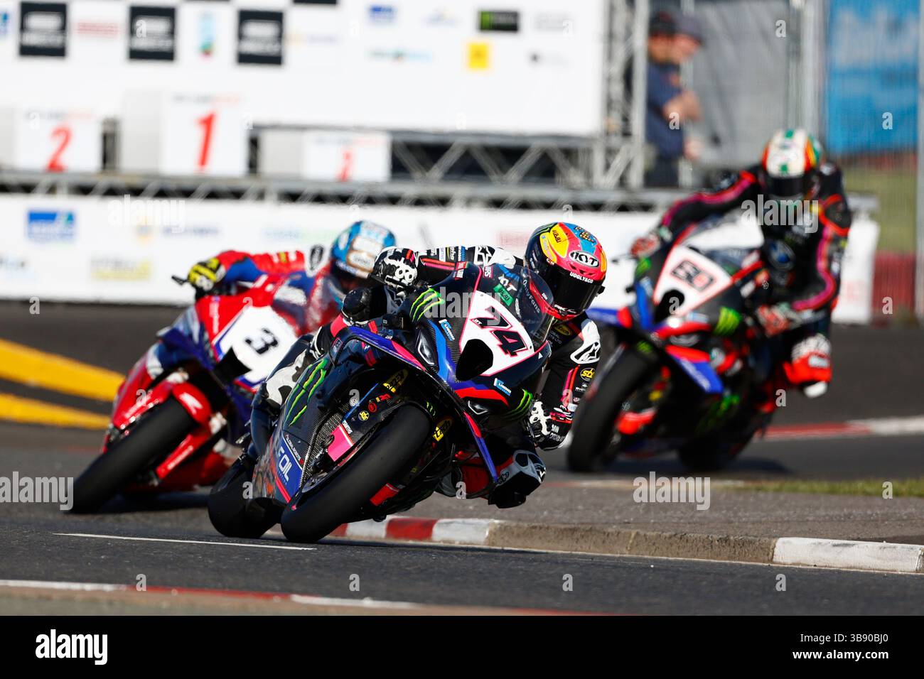 8. Mai 2025; Briggs EquipmentNorth West 200 Motorcycle Race, Portrush, Antrim, Nordirland; North West 200 Training- und Abendrennen; Davey Todd (8Ten Racing Motorrad BMW) gewinnt das Eröffnungsrennen von Dean Harrison (Honda Racing UK) als Zweiter und Peter Hickman (8Ten Racing Motorrad BMW) als Dritter Stockfoto