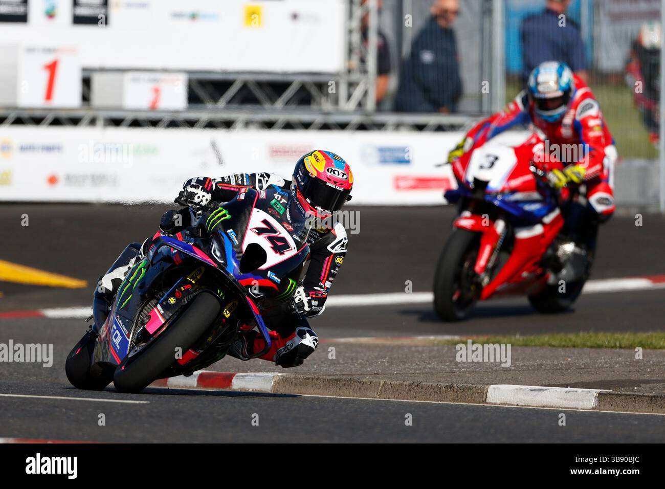 8. Mai 2025; Briggs EquipmentNorth West 200 Motorcycle Race, Portrush, Antrim, Nordirland; North West 200 Training- und Abendrennen; Davey Todd (8Ten Racing Motorrad BMW) gewinnt das Eröffnungsrennen von Dean Harrison (Honda Racing UK) als Zweiter und Peter Hickman (8Ten Racing Motorrad BMW) als Dritter Stockfoto