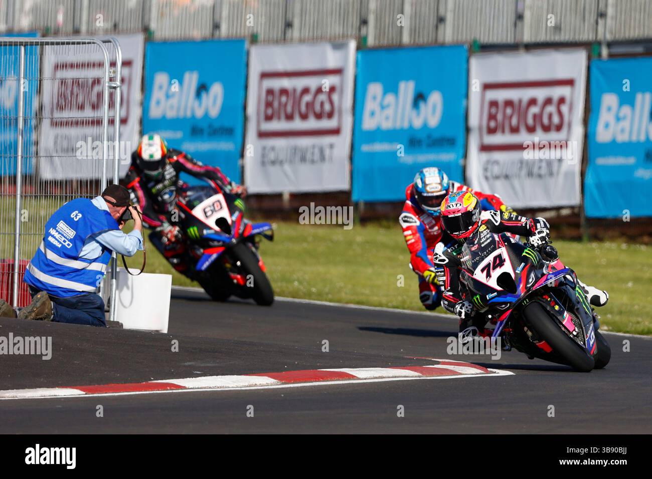 8. Mai 2025; Briggs EquipmentNorth West 200 Motorcycle Race, Portrush, Antrim, Nordirland; North West 200 Training- und Abendrennen; Davey Todd (8Ten Racing Motorrad BMW) gewinnt das Eröffnungsrennen von Dean Harrison (Honda Racing UK) als Zweiter und Peter Hickman (8Ten Racing Motorrad BMW) als Dritter Stockfoto