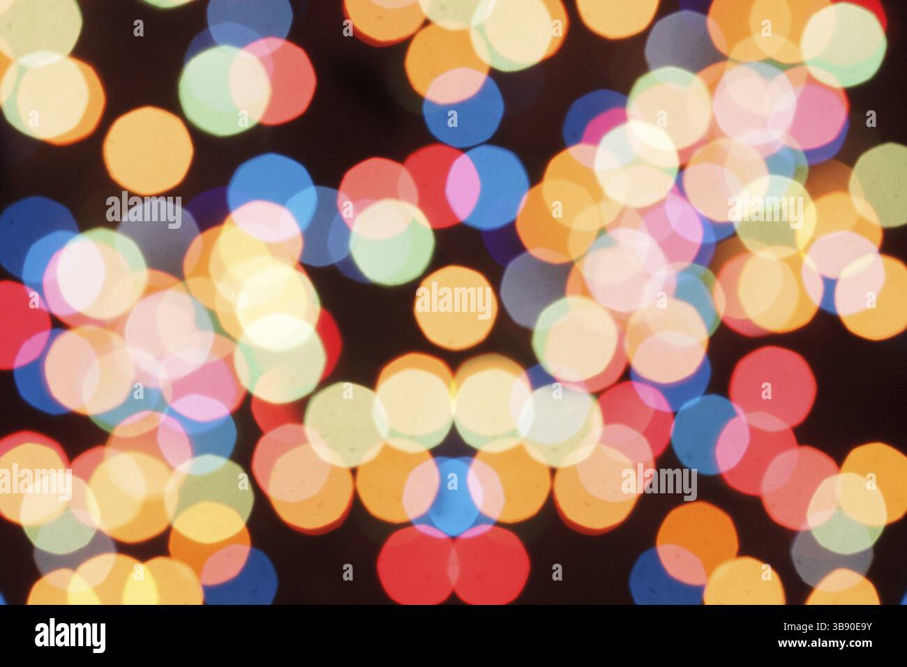Verschwommene bunte Lichter auf schwarzem Hintergrund Stockfoto