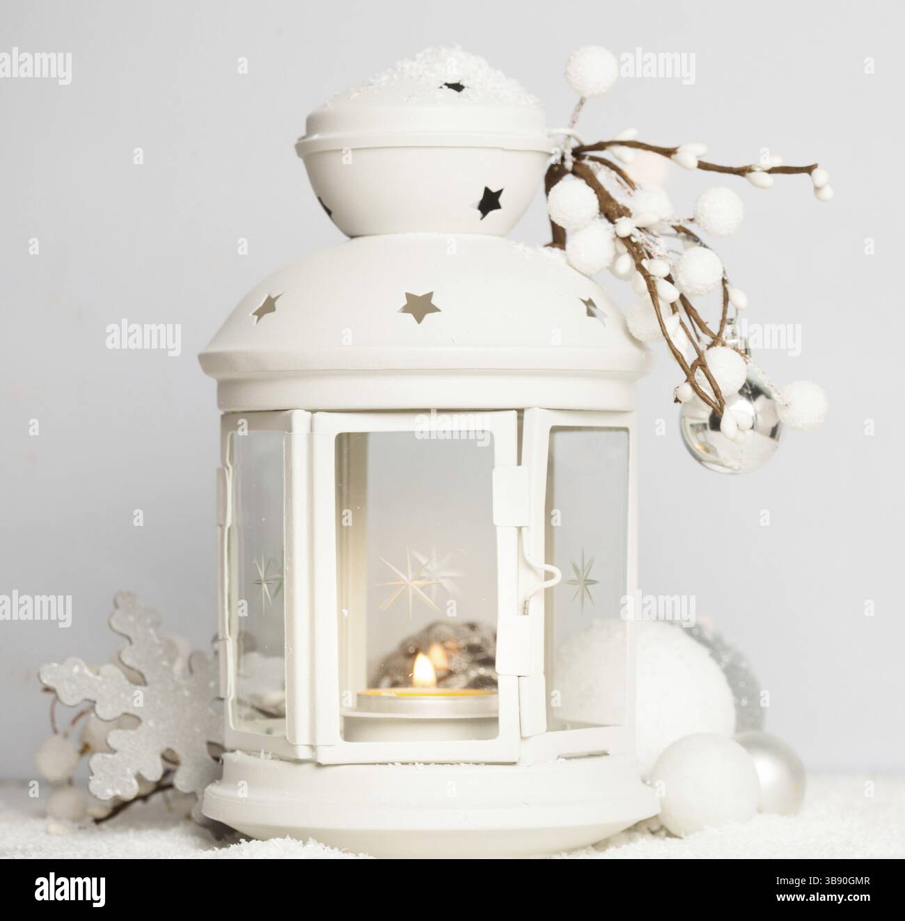 Cristmas Laterne mit Dekorationen und Schnee über weißem Hintergrund Stockfoto