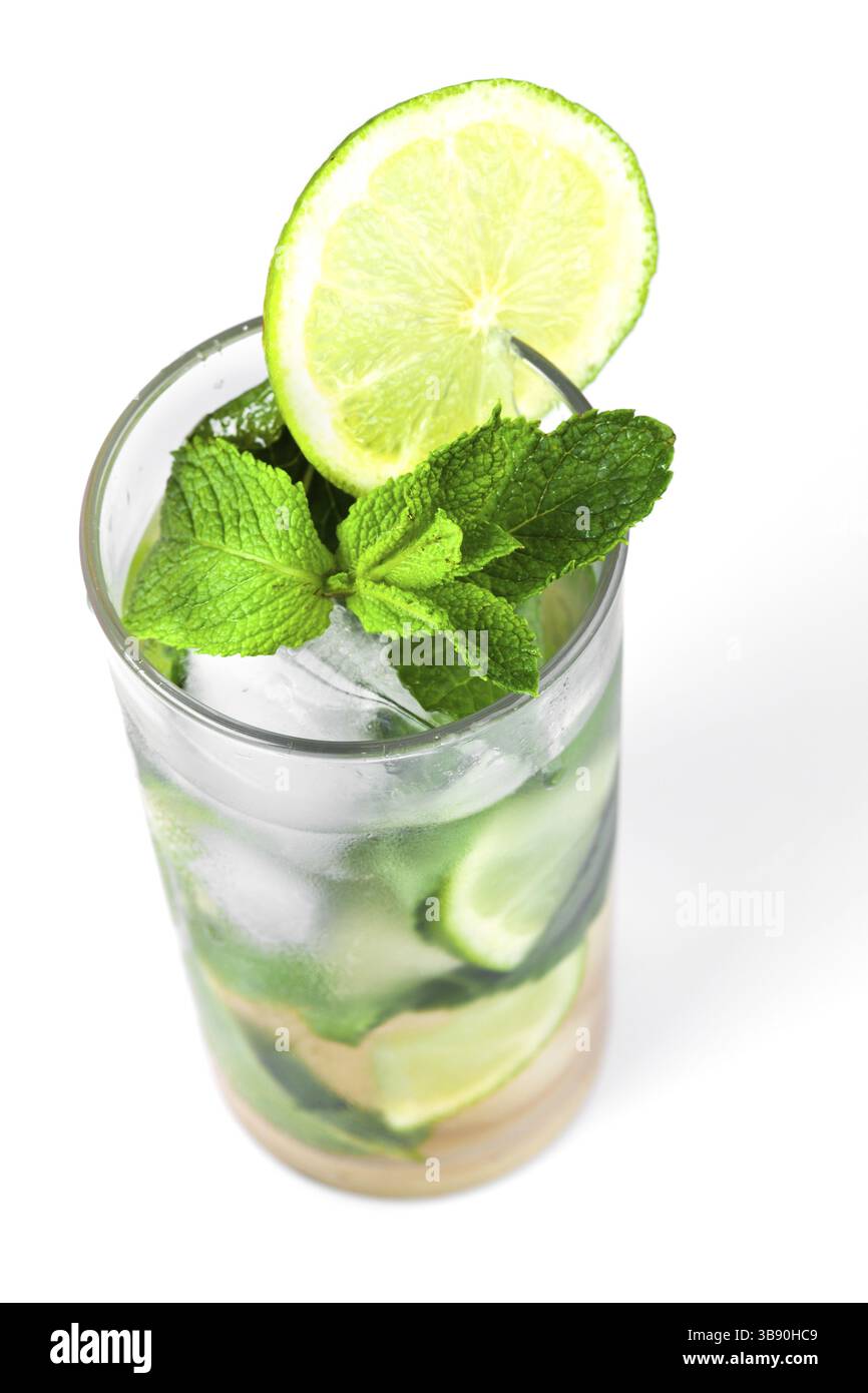 Mojito Cocktail isoliert auf weißem Hintergrund Stockfoto