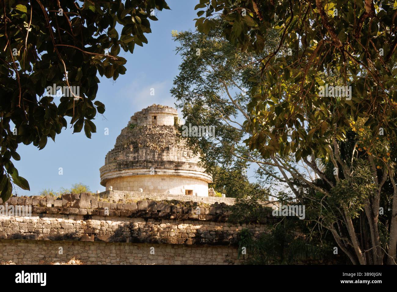 Chichen Itza Observatorium tief im mexikanischen Dschungel - Weltkulturerbe Stockfoto