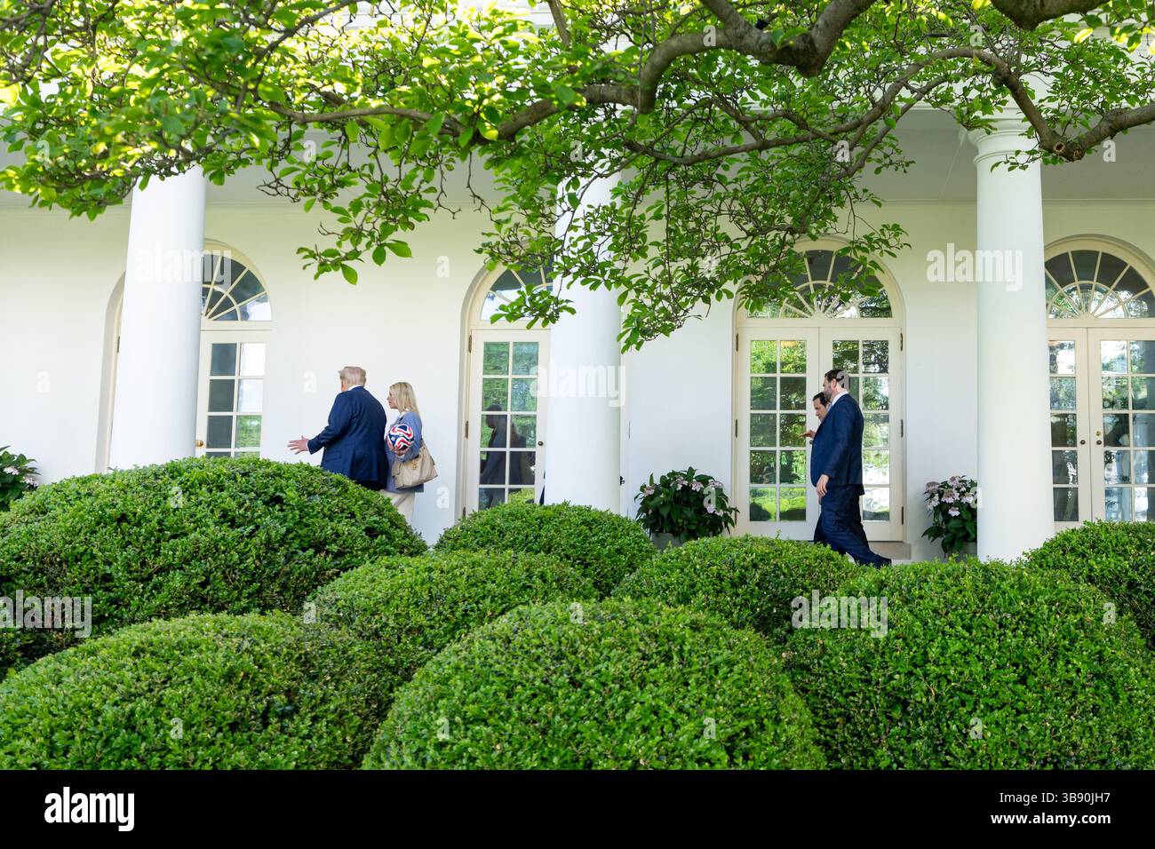 Präsident Donald Trump nimmt an der Vereidigung des Senior Adviser and Special Gesandten am Dienstag, den 6. Mai 2025 im Oval Office Teil. Vizepräsident JD Vance nimmt Teil. (Offizielles Foto des Weißen Hauses von Emily J. Higgins) Stockfoto