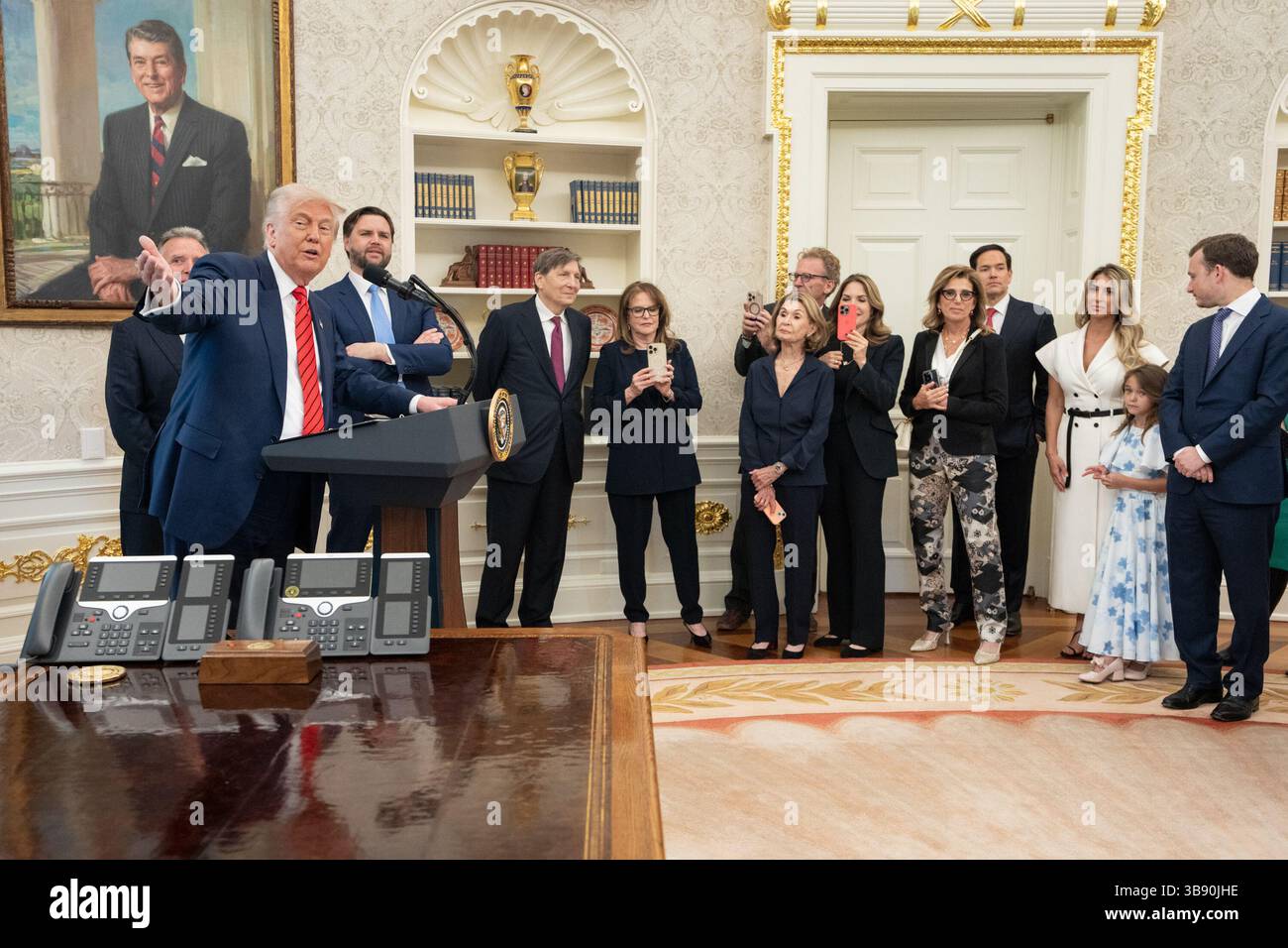 Präsident Donald Trump nimmt an der Vereidigung des Senior Adviser and Special Gesandten am Dienstag, den 6. Mai 2025 im Oval Office Teil. Vizepräsident JD Vance nimmt Teil. (Offizielles Foto des Weißen Hauses von Emily J. Higgins) Stockfoto