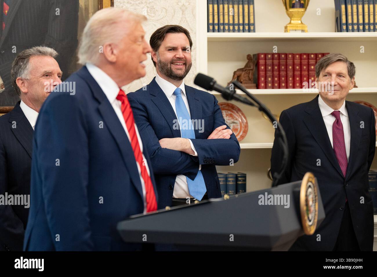 Präsident Donald Trump nimmt an der Vereidigung des Senior Adviser and Special Gesandten am Dienstag, den 6. Mai 2025 im Oval Office Teil. Vizepräsident JD Vance nimmt Teil. (Offizielles Foto des Weißen Hauses von Emily J. Higgins) Stockfoto