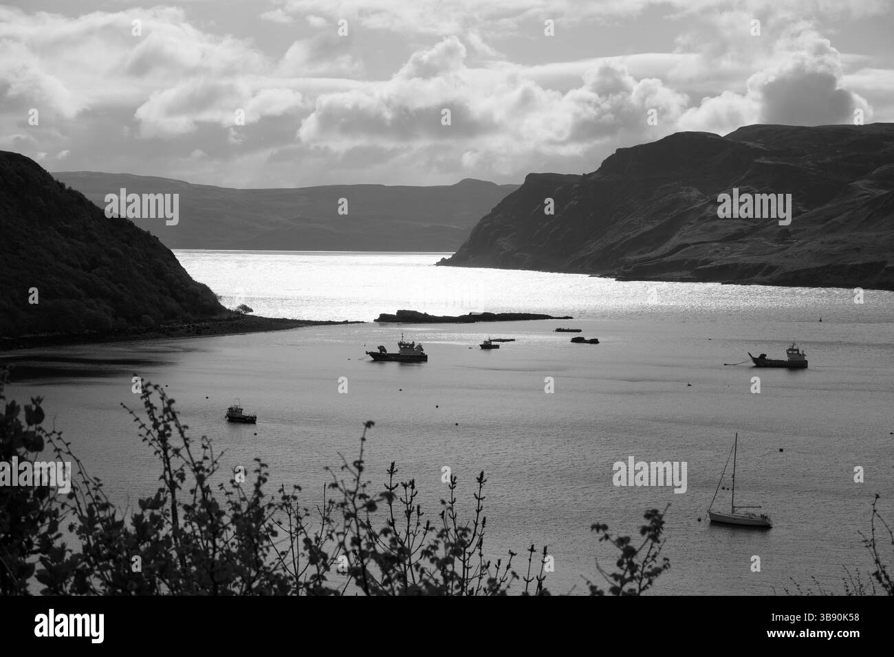 Kleine Boote liegen im Hafen von Portree, Schottland Stockfoto