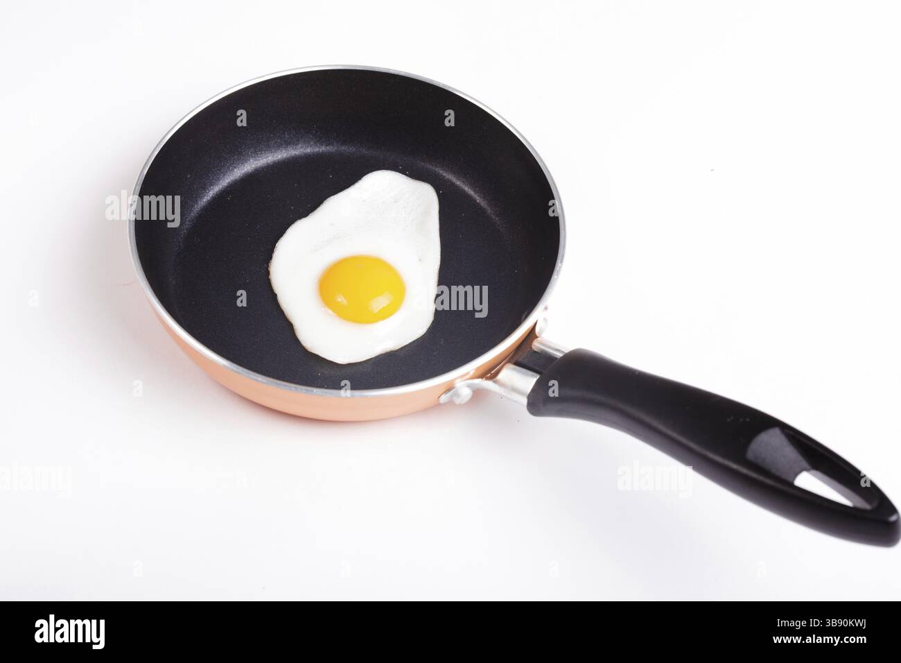 Ein Spiegelei auf Teflon-Pfanne ohne Öl isoliert auf weiss Stockfoto