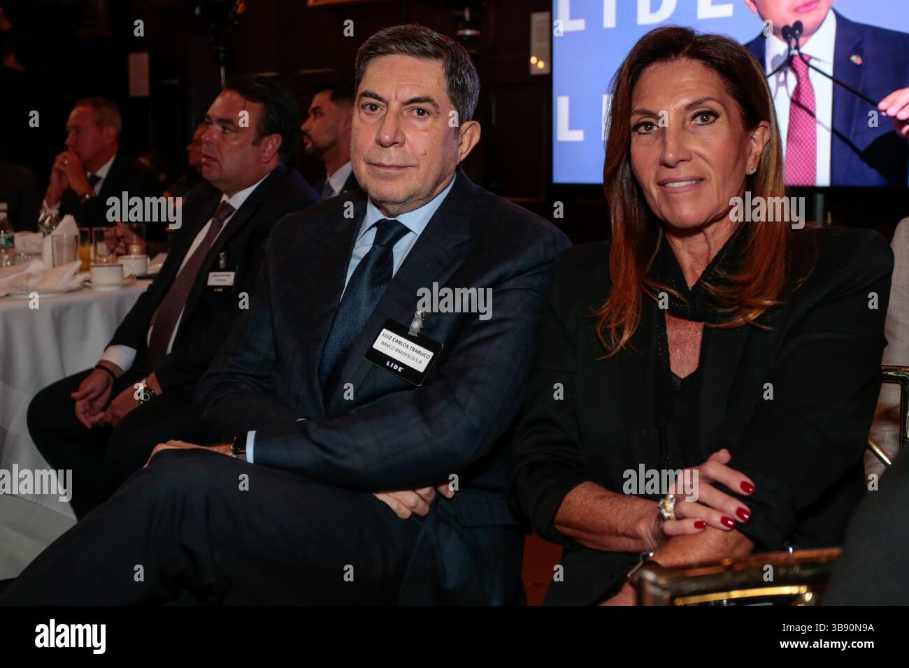 9. Mai 2023, New York, NY, USA: Luiz Carlos Trabuco Cappi, Vorstandsvorsitzender der brasilianischen Bank Bradesco, und seine Frau LucÃ­lia Diniz während des Lide Brazil Investment Forum im Harvard Club in New York City, USA am Dienstag, 09. (Kreditbild: © Vanessa Carvalho/ZUMA Press Wire) Stockfoto
