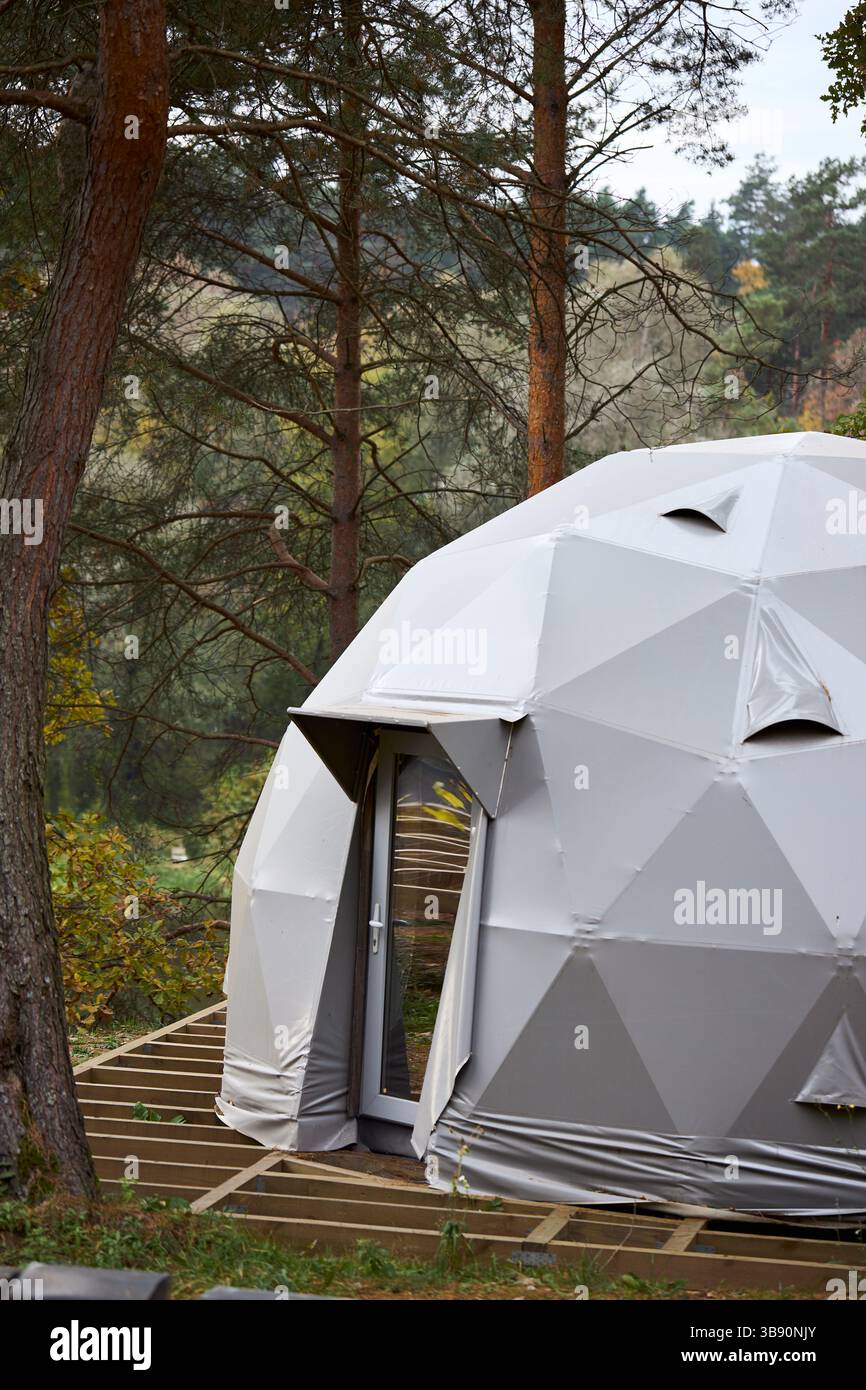 Geodätische Kuppel für Glamping und Camping, dünnschalige Gitterschale auf Basis geodätischer Polyeder. Glamping ist glamourös und Camping, Stil von c Stockfoto