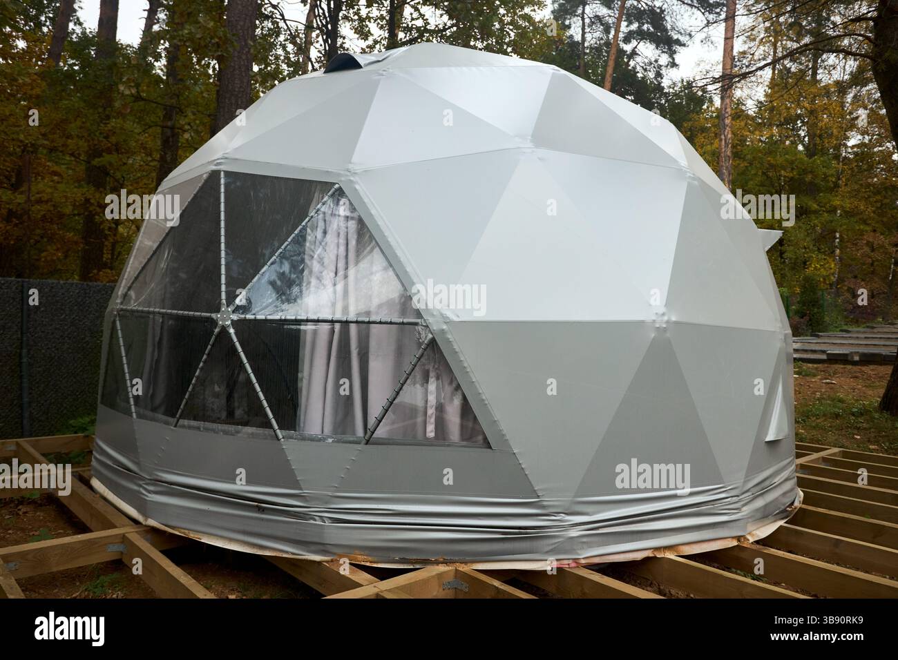 Geodätische Kuppel für Glamping und Camping, dünnschalige Gitterschale auf Basis geodätischer Polyeder. Glamping ist glamourös und Camping, Stil von c Stockfoto