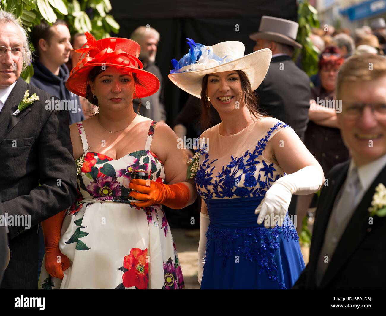 FLORA DAY CELEBRATION LILY OF THE VALLEY TANZT HELSTON CORNWALL Stockfoto