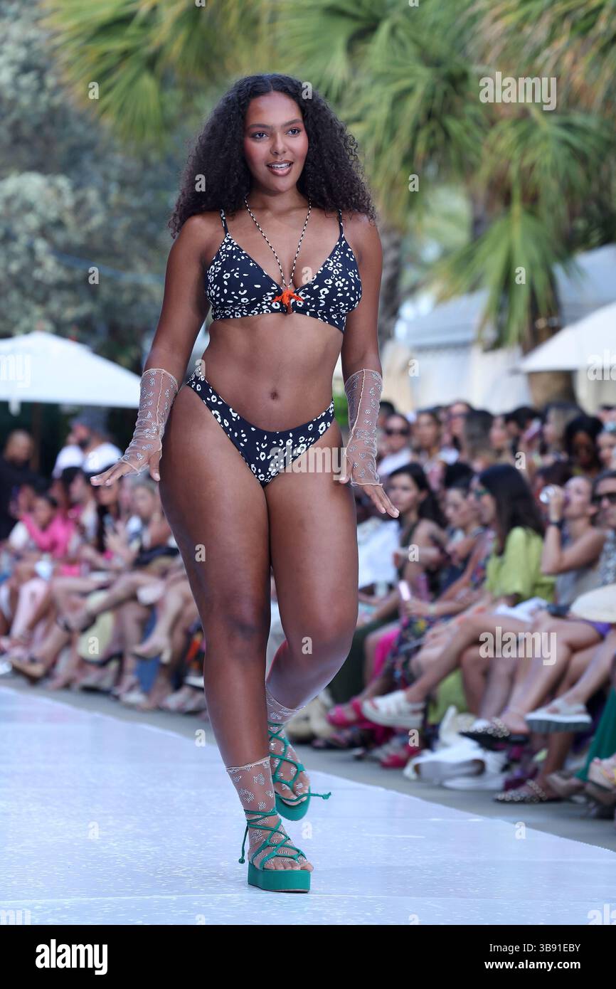 MIAMI BEACH, FLORIDA - 09. JULI: Ein Model spaziert während der Miami Swim Week die Shows im SLS South Beach am 09. Juli 2023 in Miami Beach, Florida....People: Model (Credit Image: © SMG via ZUMA Press Wire) Stockfoto