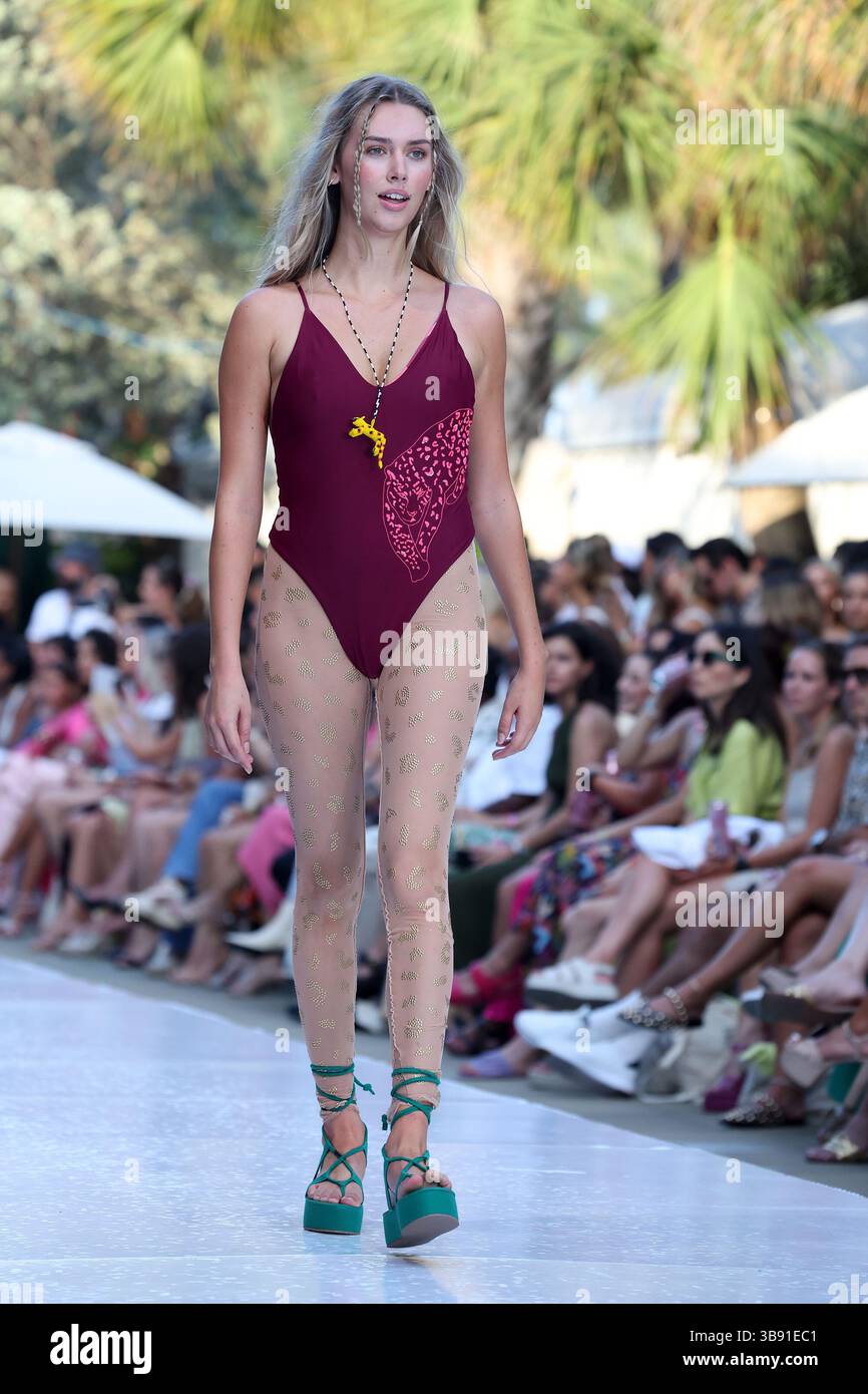 MIAMI BEACH, FLORIDA - 09. JULI: Ein Model spaziert während der Miami Swim Week die Shows im SLS South Beach am 09. Juli 2023 in Miami Beach, Florida....People: Model (Credit Image: © SMG via ZUMA Press Wire) Stockfoto