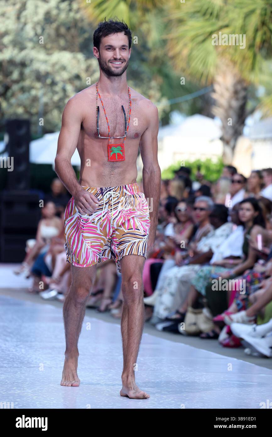 MIAMI BEACH, FLORIDA - 09. JULI: Ein Model spaziert während der Miami Swim Week die Shows im SLS South Beach am 09. Juli 2023 in Miami Beach, Florida....People: Model (Credit Image: © SMG via ZUMA Press Wire) Stockfoto