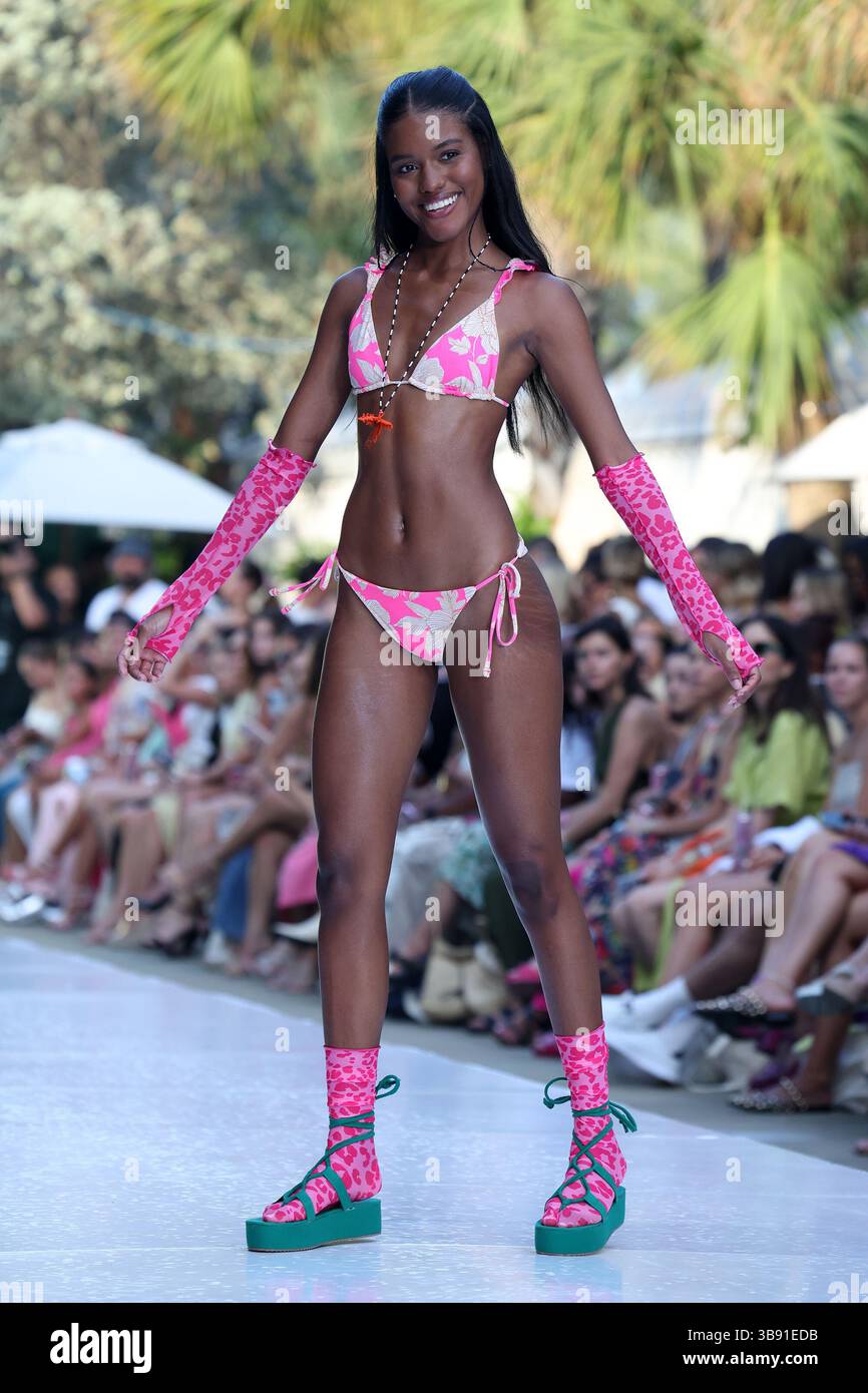 MIAMI BEACH, FLORIDA - 09. JULI: Ein Model spaziert während der Miami Swim Week die Shows im SLS South Beach am 09. Juli 2023 in Miami Beach, Florida....People: Model (Credit Image: © SMG via ZUMA Press Wire) Stockfoto