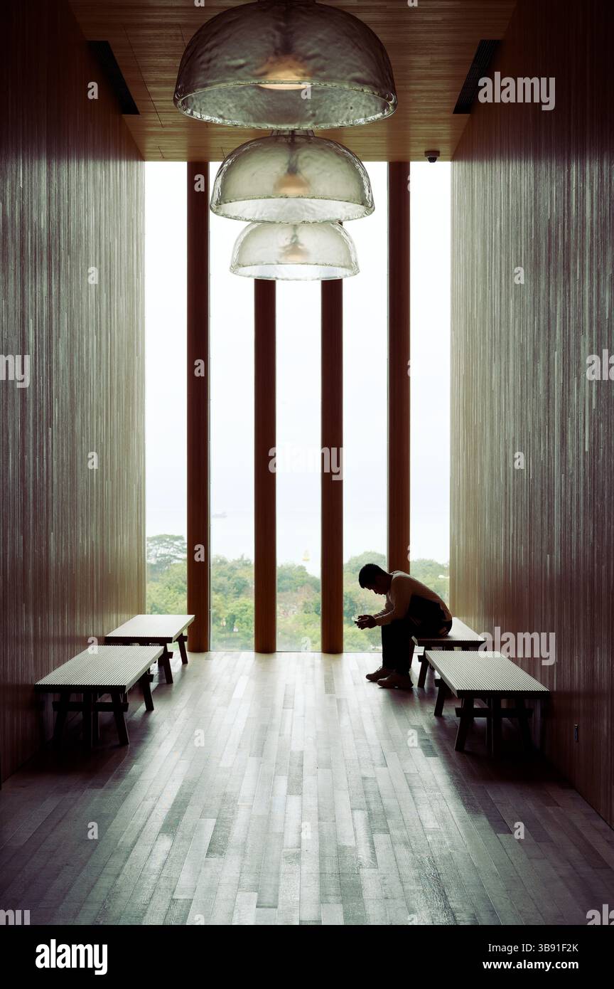 Ruhiger Blick in einem ruhigen Korridor im M+ Museum mit raumhohen Fenstern Stockfoto