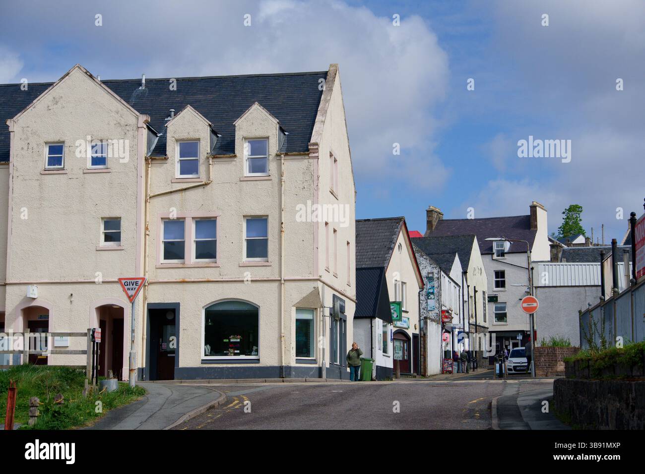 Weiße Gebäude in Portree, Schottland Stockfoto
