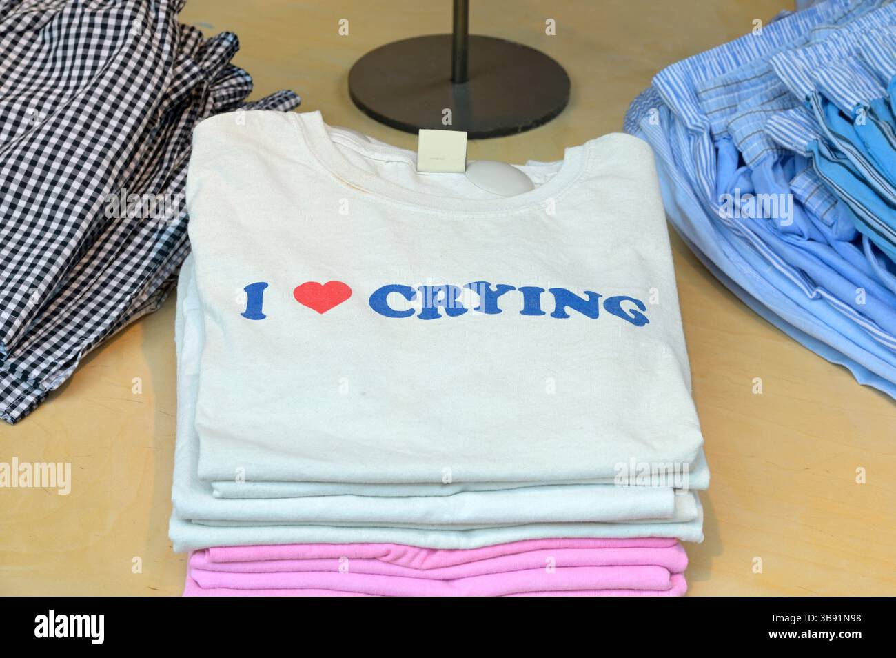 Ich habe eine weinende Nachricht auf einem T-Shirt, das in einem Ladenfenster ausgestellt wird, Großbritannien Stockfoto