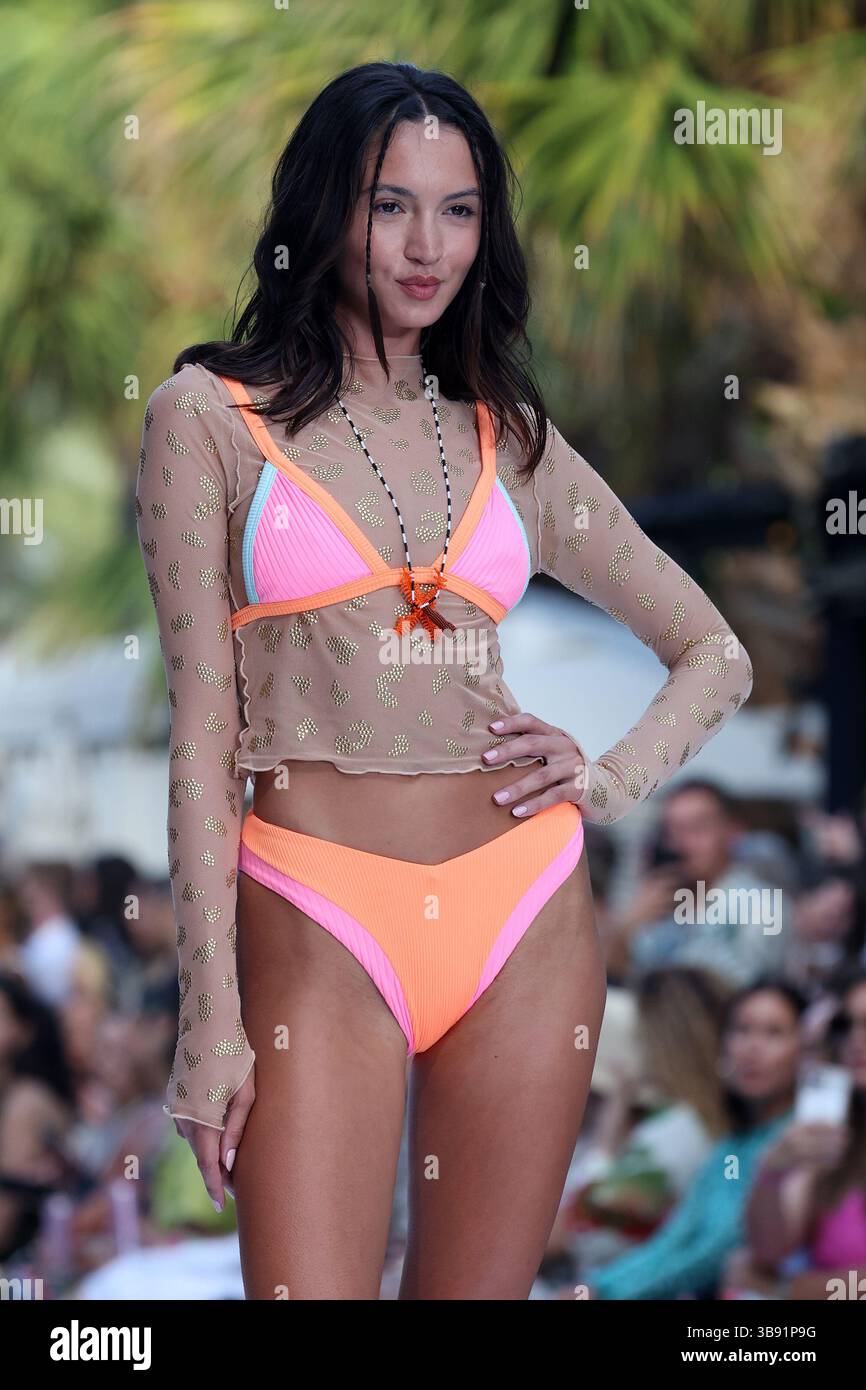 MIAMI BEACH, FLORIDA - 09. JULI: Ein Model spaziert während der Miami Swim Week die Shows im SLS South Beach am 09. Juli 2023 in Miami Beach, Florida....People: Model (Credit Image: © SMG via ZUMA Press Wire) Stockfoto