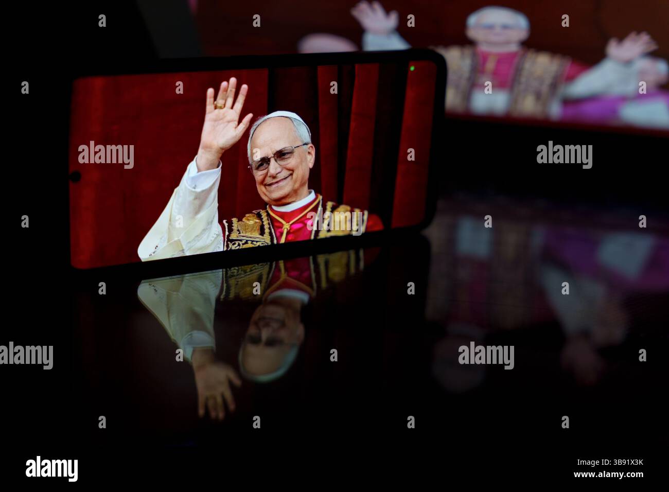 Neu gewählter Papst Leo XIV., geistlicher Führer der katholischen Kirche, während seines ersten öffentlichen Auftritts Stockfoto