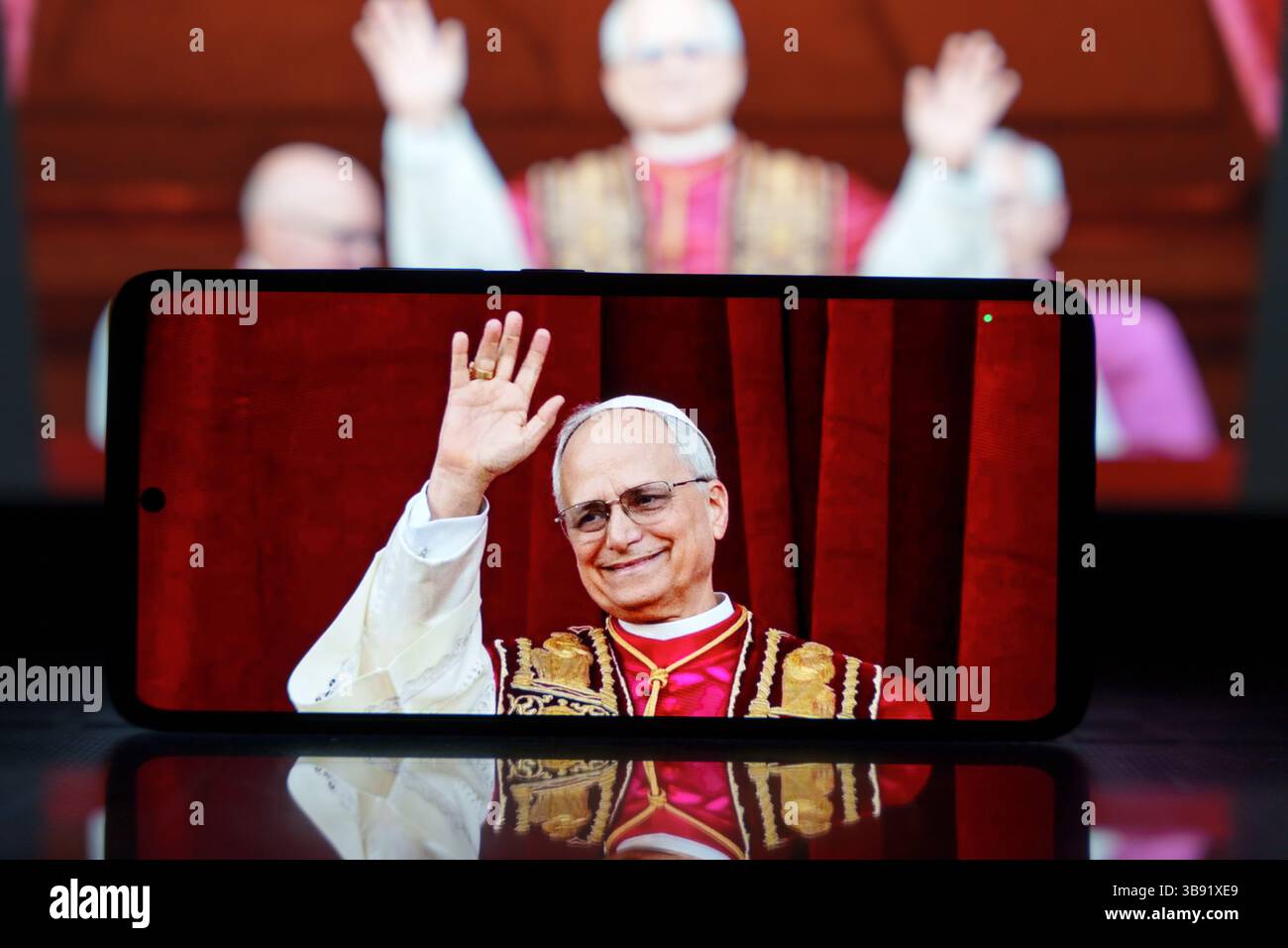 Neu gewählter Papst Leo XIV., geistlicher Führer der katholischen Kirche, während seines ersten öffentlichen Auftritts Stockfoto