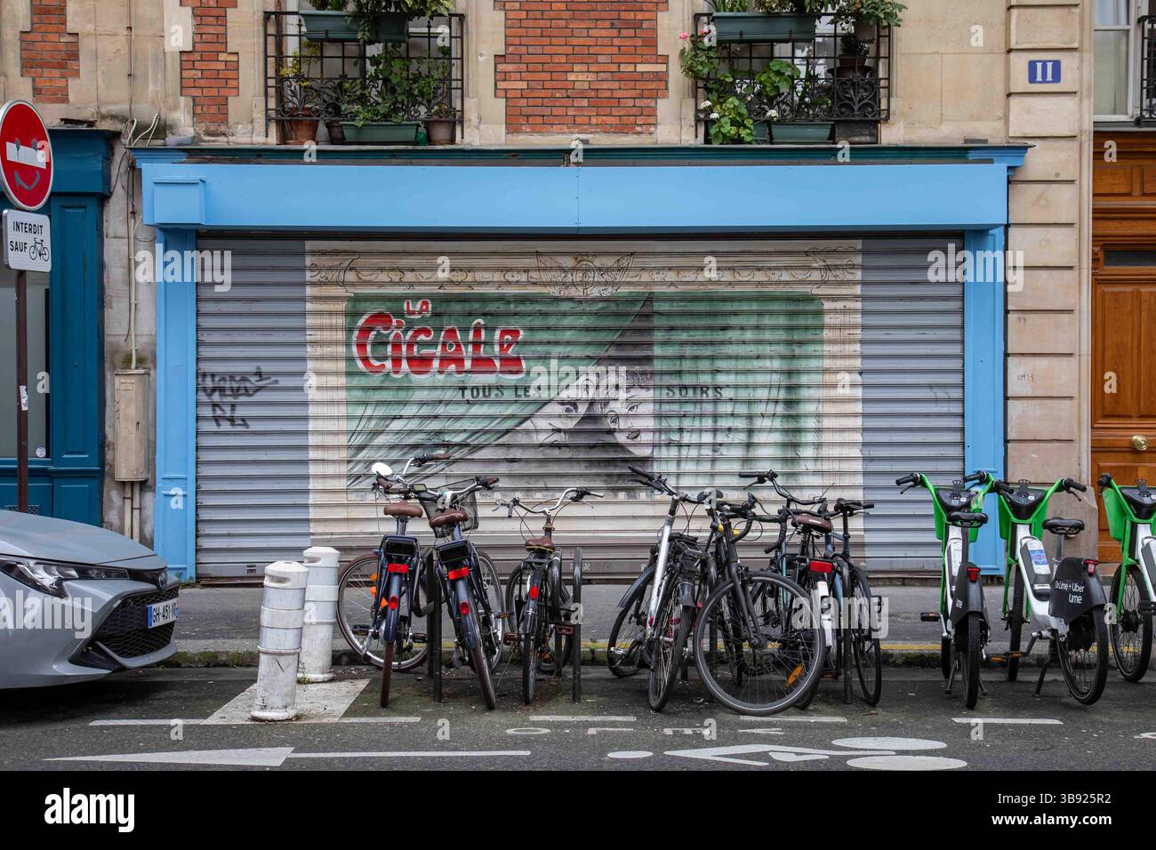 La Cigale tous les soirs. Großes Graffiti auf Rollladen in der Rue Cavallotti 11 im Montmartre-Viertel von Paris, Frankreich. Stockfoto