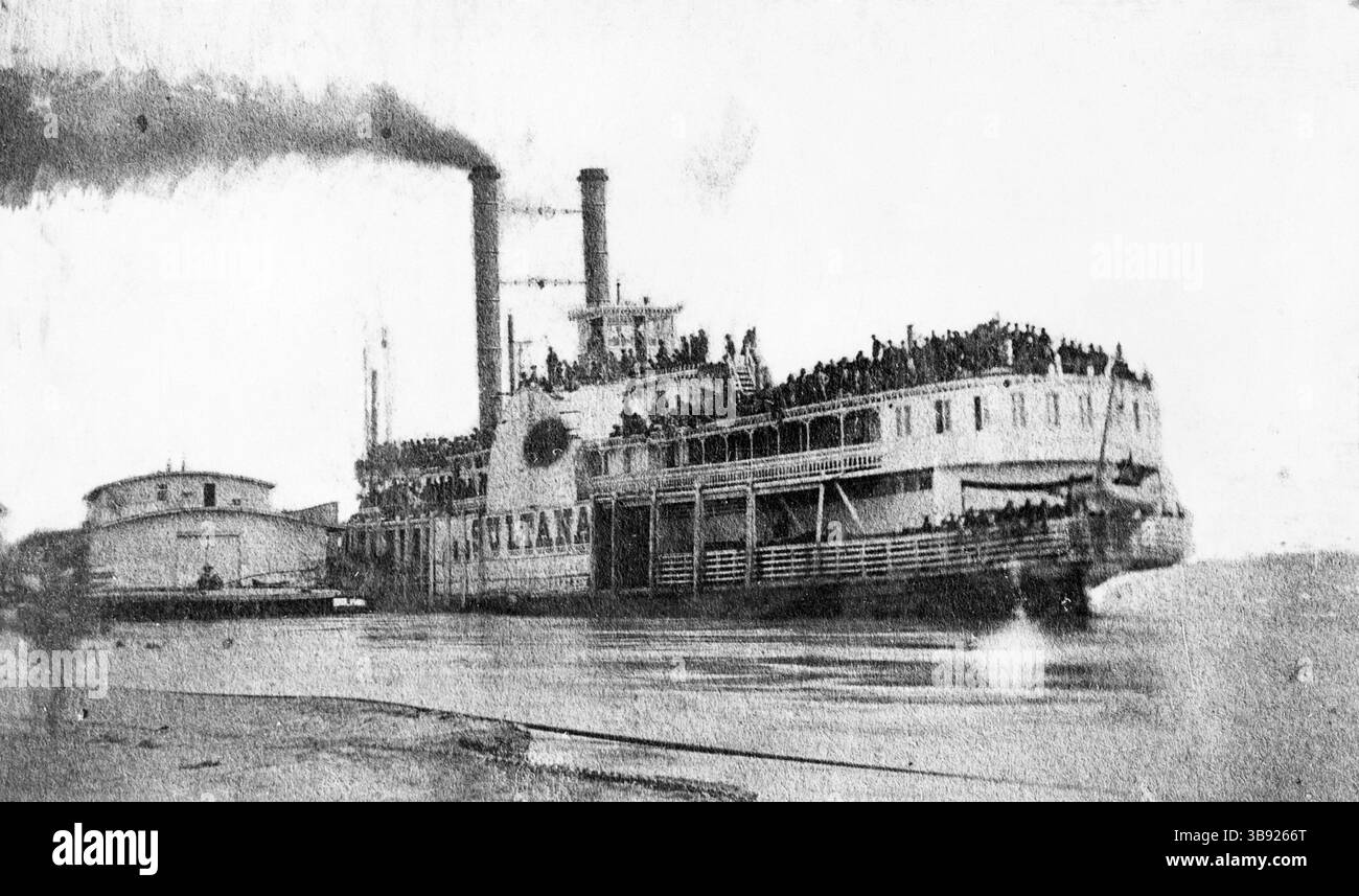 Sultana war ein kommerzielles seitliches Dampfschiff, das am 27. April 1865 auf dem Mississippi River explodierte und sank und 1.864 Menschen tötete, was nach wie vor die schlimmste Seekatastrophe in der Geschichte der Vereinigten Staaten war. Obwohl sie mit einer Kapazität von nur 376 Passagieren ausgelegt war, beförderte sie 2.127 Passagiere, als drei der vier Boiler explodierten und es in der Nähe von Memphis, Tennessee, versenkten. Dieses Foto zeigt das stark überfüllte Boot am Helena AK am Tag vor der Explosion. Stockfoto