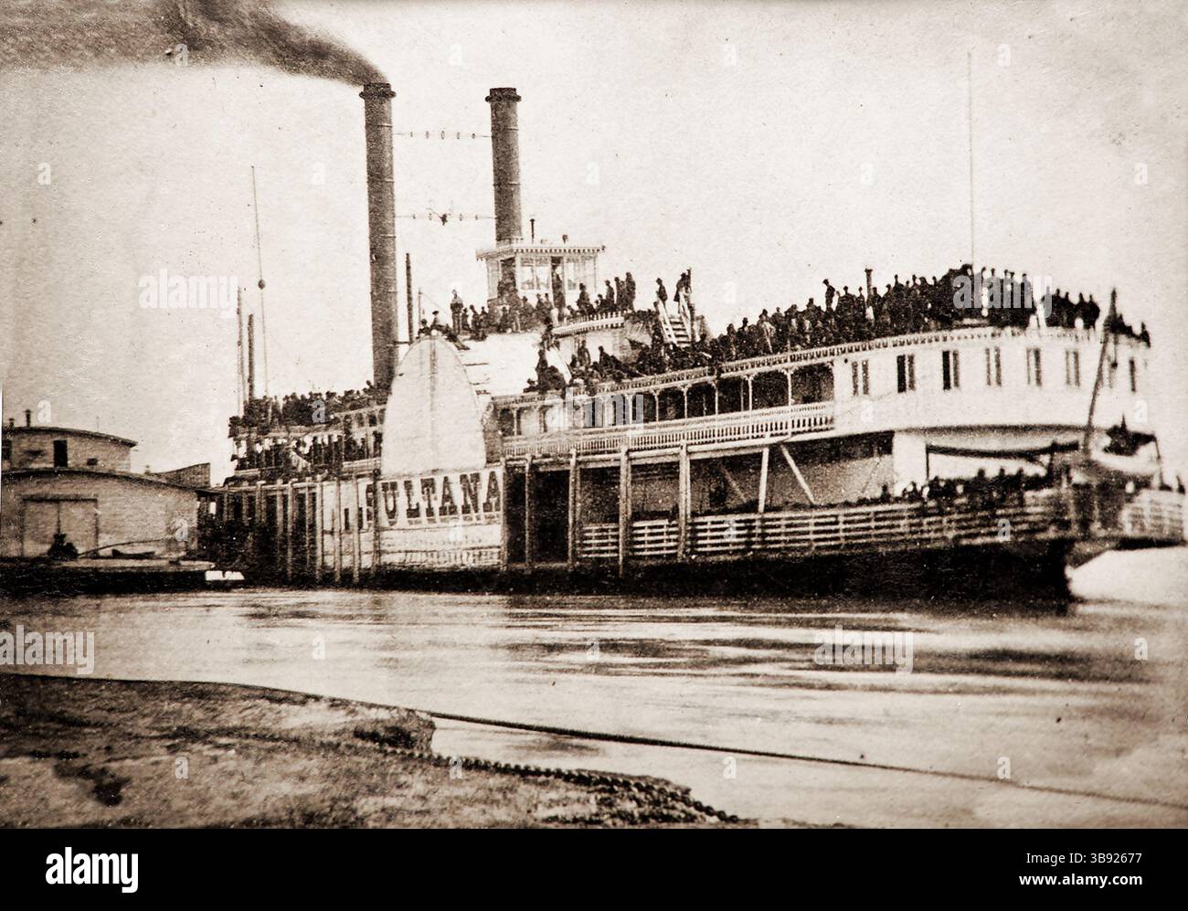 Sultana war ein kommerzielles seitliches Dampfschiff, das am 27. April 1865 auf dem Mississippi River explodierte und sank und 1.864 Menschen tötete, was nach wie vor die schlimmste Seekatastrophe in der Geschichte der Vereinigten Staaten war. Obwohl sie mit einer Kapazität von nur 376 Passagieren ausgelegt war, beförderte sie 2.127 Passagiere, als drei der vier Boiler explodierten und es in der Nähe von Memphis, Tennessee, versenkten. Dieses Foto zeigt das stark überfüllte Boot am Helena AK am Tag vor der Explosion. Stockfoto