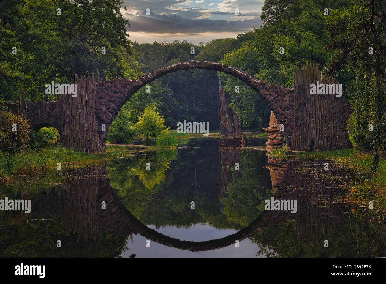 Rakotz-Brücke Teufelsbrücke Kromlau Deutschland mystisches Grün Stockfoto