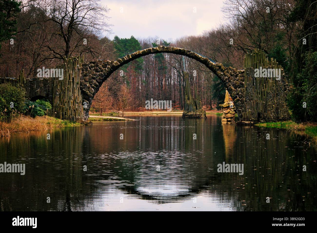 Rakotz-Brücke Teufelsbrücke Kromlau Deutschland mystisches Grün Stockfoto